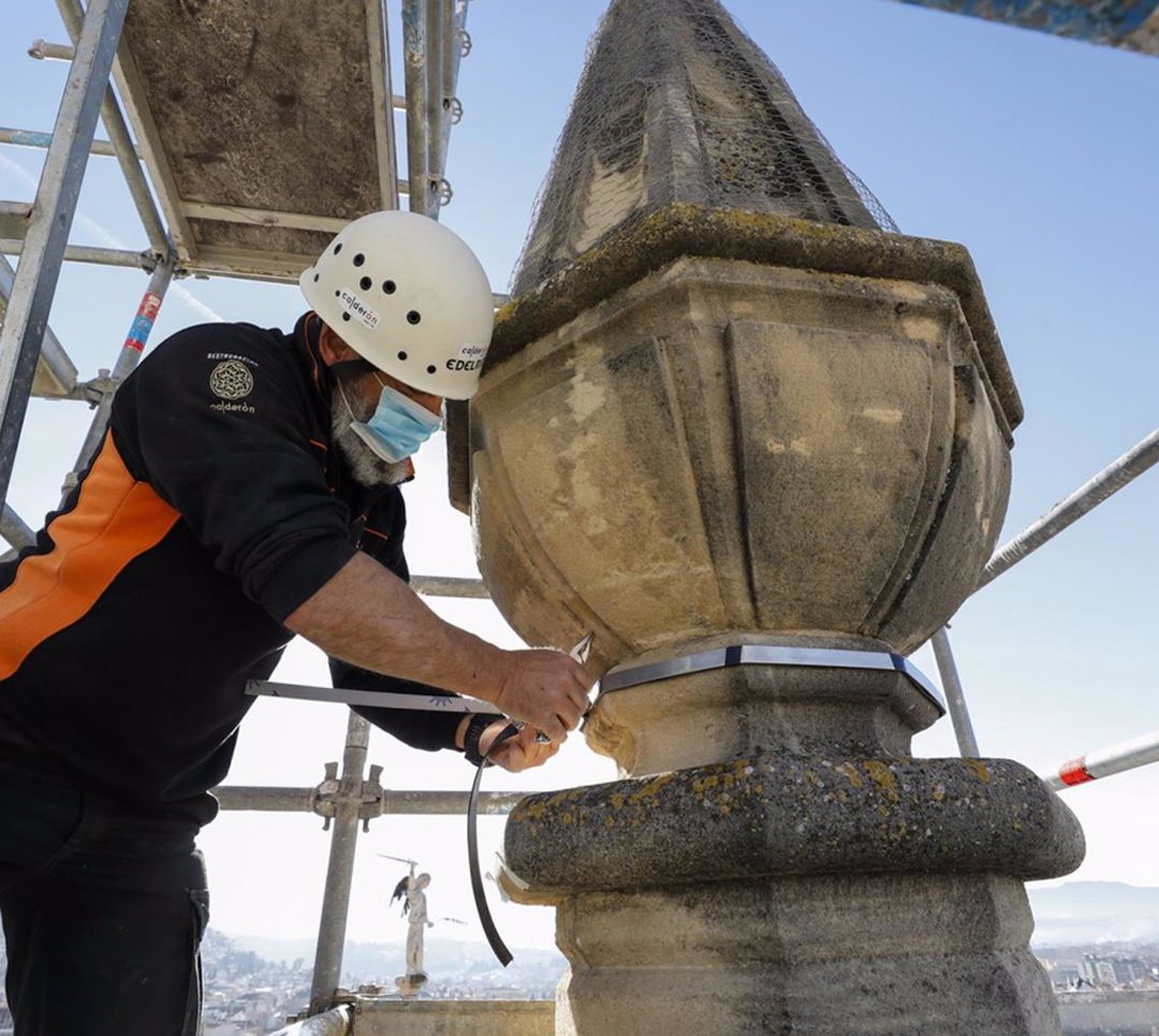 Intervencion y reparación de los pináculos y zonas afectadas de la Catedral de Granada tras los terremotos sucedidos en el enjambre sísmico que afecta a la Vega de Granada Intervencion y reparación de los pináculos y zonas afectadas de la Catedral de Granada tras los terremotos sucedidos en el enjambre sísmico que afecta a la Vega de Granada