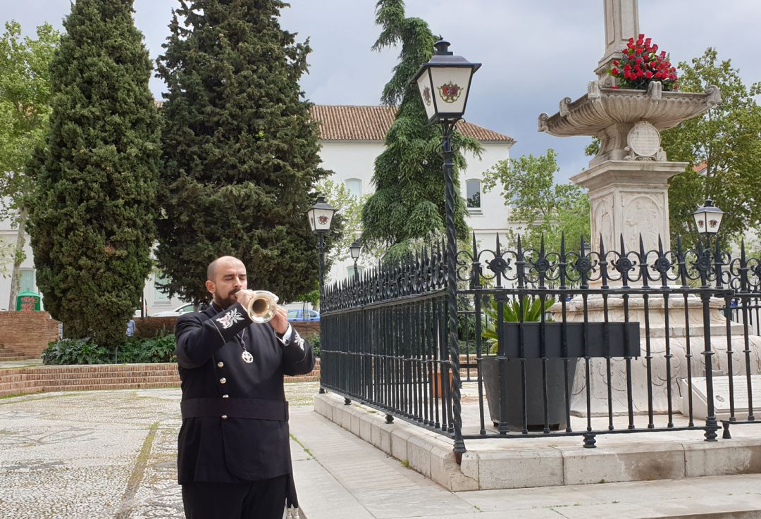 El acto habitualmente más multitudinario de la Semana Santa de Granada se celebró en 2020 sin fieles por el confinamiento de la primera ola de la covid. Un toque de corneta sonó a las 3 de la tarde en el Campo del Príncipe para conmemorar la muerte de Cristo aunque sin público. El acto habitualmente más multitudinario de la Semana Santa de Granada se celebró en 2020 sin fieles por el confinamiento de la primera ola de la covid. Un toque de corneta sonó a las 3 de la tarde en el Campo del Príncipe para conmemorar la muerte de Cristo aunque sin público.