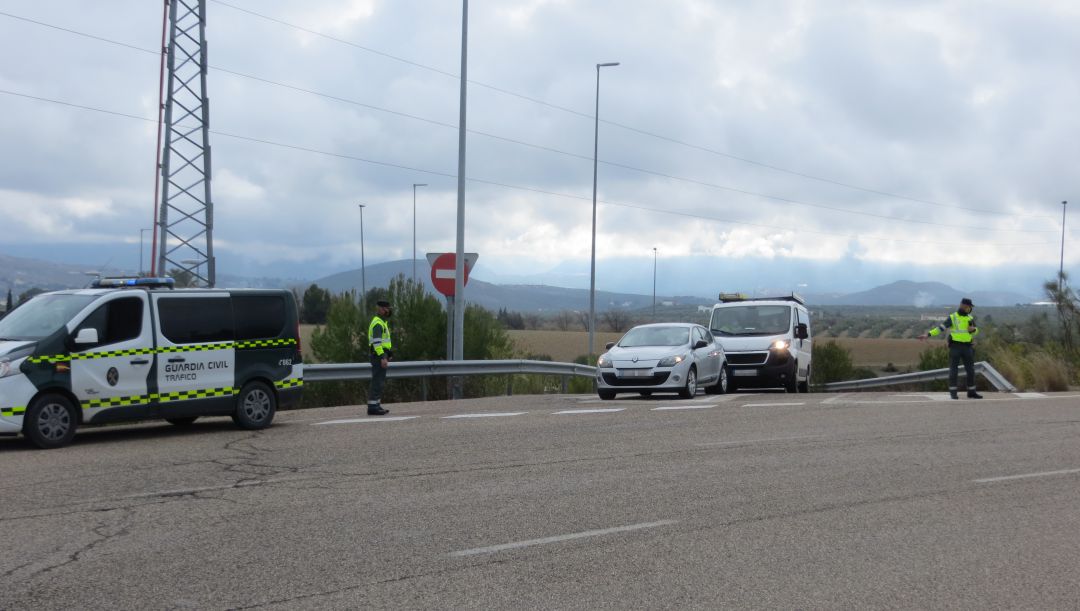 Uno de los puntos móviles que suele ubicar la Guardia Civil en distintos tramos de carretera de la geografía jiennense Uno de los puntos móviles que suele ubicar la Guardia Civil en distintos tramos de carretera de la geografía jiennense