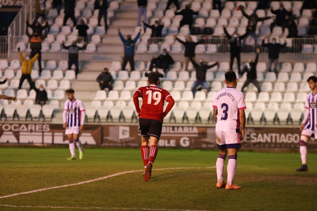 El leonés Claudio celebra su primer gol en el feudo burgalés El leonés Claudio celebra su primer gol en el feudo burgalés