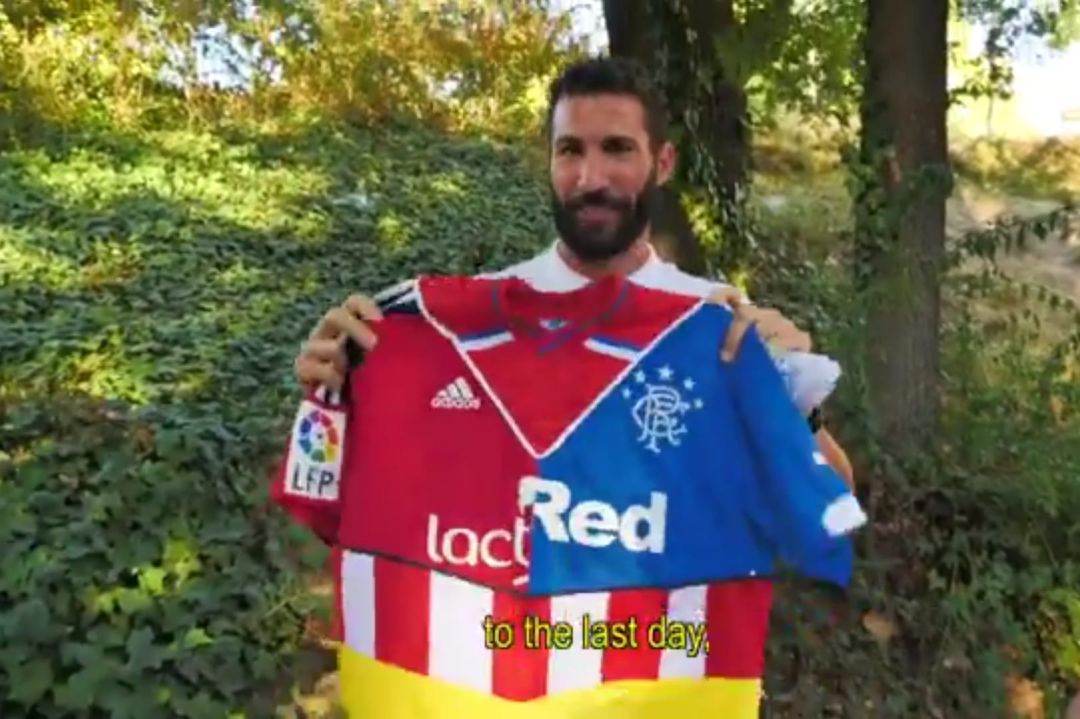 Carlos Cuellar posando con una camiseta especial de todos los clubes en los que militó Carlos Cuellar posando con una camiseta especial de todos los clubes en los que militó