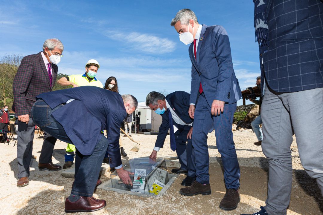 El presidente, Miguel Ángel Revilla, y el vicepresidente y consejero de Universidades, Igualdad, Cultura y Deporte, Pablo Zuloaga, asisten al acto de inicio de las obras del Centro de Arte Rupestre de Cantabria
El presidente, Miguel Ángel Revilla, y el vicepresidente y consejero de Universidades, Igualdad, Cultura y Deporte, Pablo Zuloaga, asisten al acto de inicio de las obras del Centro de Arte Rupestre de Cantabria