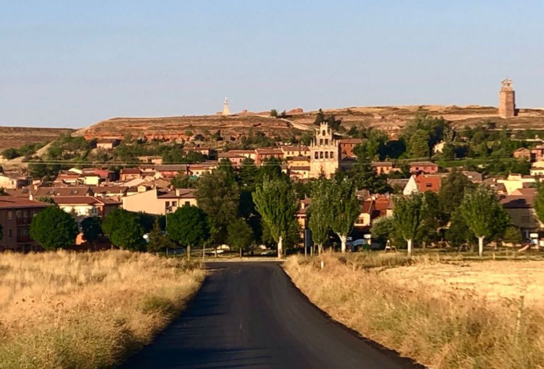 Vía de entrada a Santa María de Riaza, un municipio del Nordeste de la provincia Vía de entrada a Santa María de Riaza, un municipio del Nordeste de la provincia