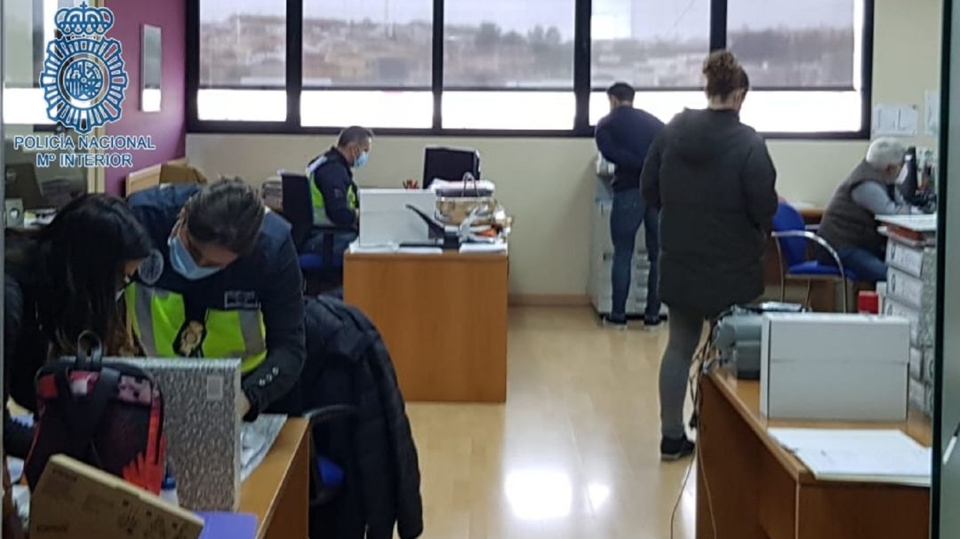Agentes de la Policía Nacional durante la investigación Agentes de la Policía Nacional durante la investigación