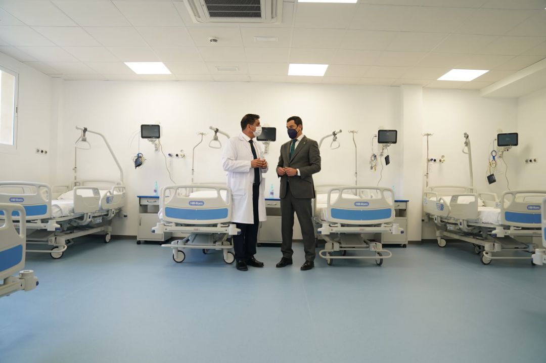 El presidente de la Junta, Juanma Moreno, habla con el gerente del Hospital San Juan de la Cruz, Jesús de la Paz El presidente de la Junta, Juanma Moreno, habla con el gerente del Hospital San Juan de la Cruz, Jesús de la Paz