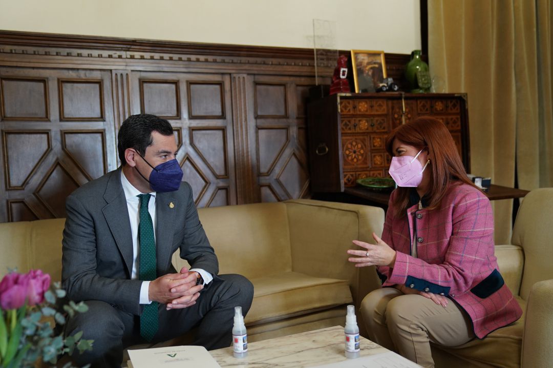 El presidente de la Junta, Juanma Moreno, conversa con la alcaldesa de Úbeda, Toni Olivares, en el Ayuntamiento El presidente de la Junta, Juanma Moreno, conversa con la alcaldesa de Úbeda, Toni Olivares, en el Ayuntamiento