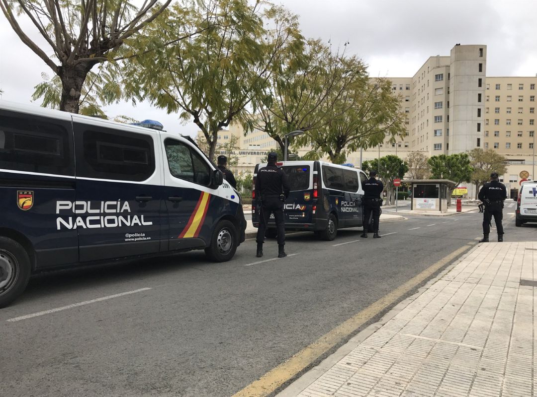 Agentes de la Policía Nacional Agentes de la Policía Nacional