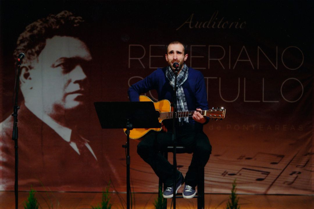 Carlos Sampedro actuando en el Auditorio Municipal de Ponteareas Carlos Sampedro actuando en el Auditorio Municipal de Ponteareas