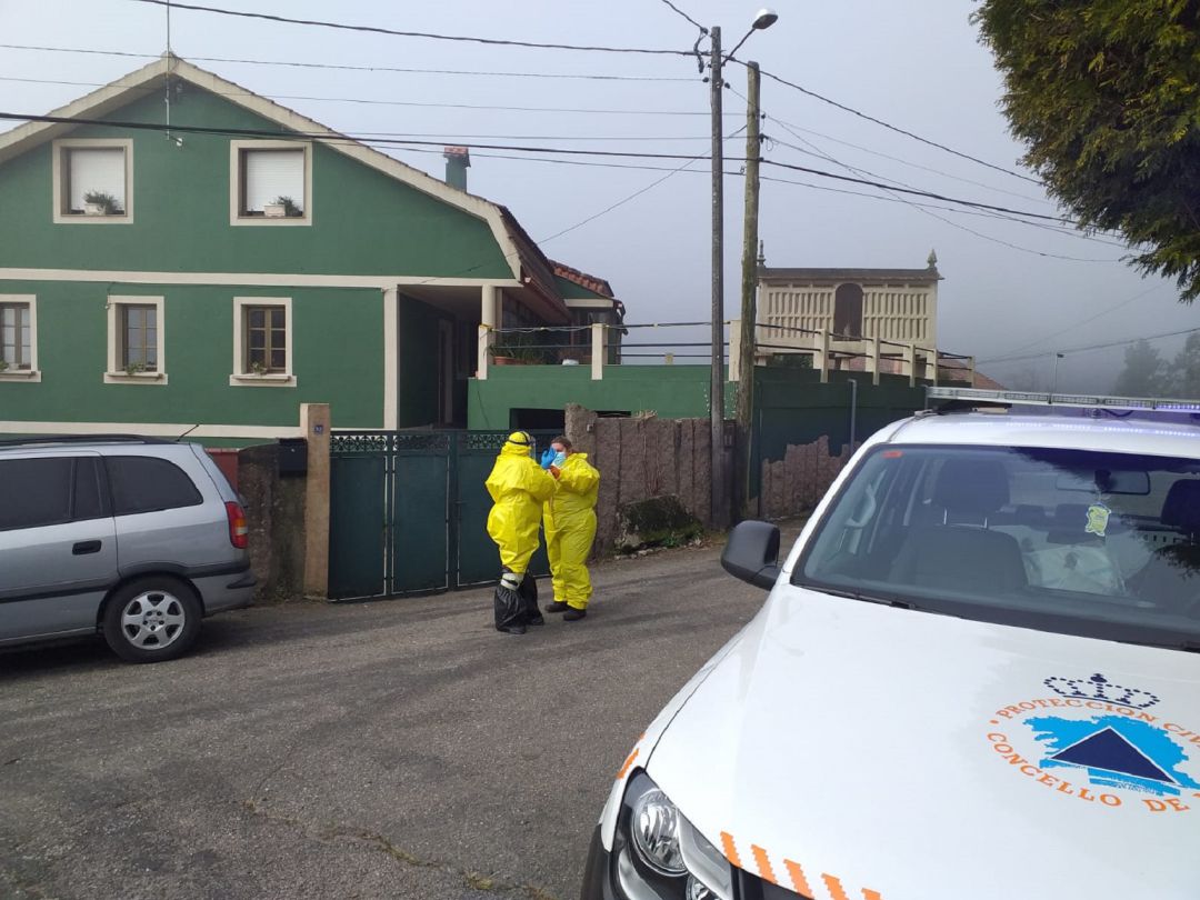 El Servizo Municipal de Emerxencias y Voluntarios de Protección Civil de Mos acompañan a las trabajadoras del SAF a los domicilios para facilitarles la colocación de los EPIs. El Servizo Municipal de Emerxencias y Voluntarios de Protección Civil de Mos acompañan a las trabajadoras del SAF a los domicilios para facilitarles la colocación de los EPIs.