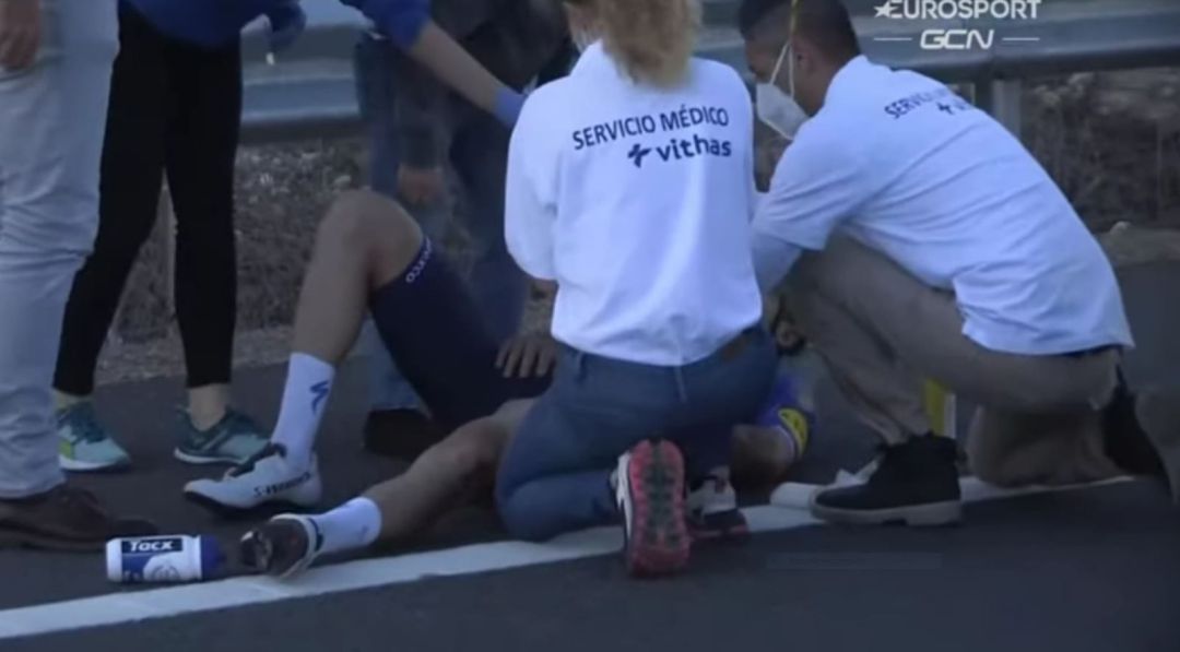 El equipo médico de Vithas atiende a un corredor en La Clásica. El equipo médico de Vithas atiende a un corredor en La Clásica.
