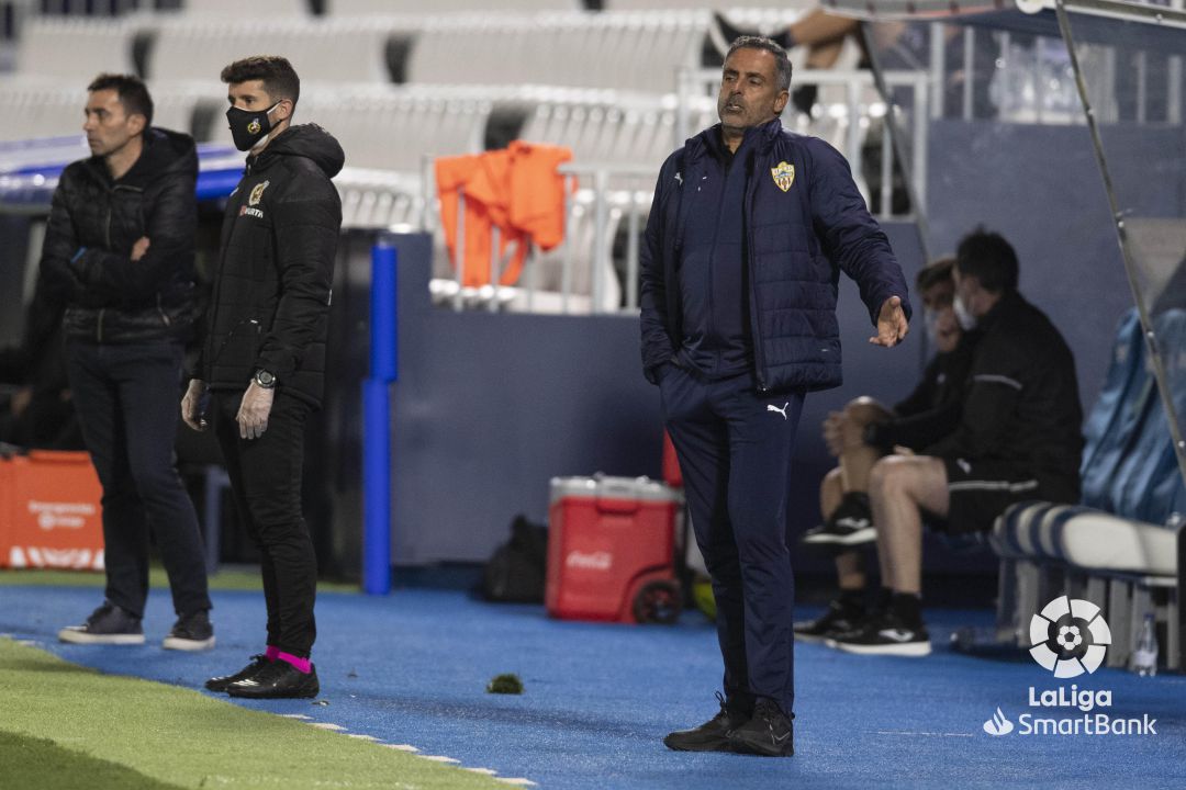 José Gomes disconforme con una de las jugadas del partido. José Gomes disconforme con una de las jugadas del partido.