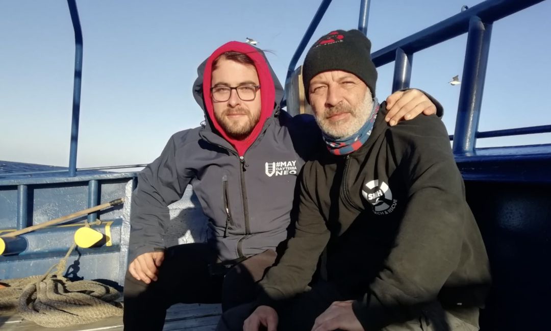 El médico Adrián Cardo Miota y el capital del 'Aita Mari' Óscar Fernández en la cubierta del barco de camino al Mediterráneo central. El médico Adrián Cardo Miota y el capital del 'Aita Mari' Óscar Fernández en la cubierta del barco de camino al Mediterráneo central.