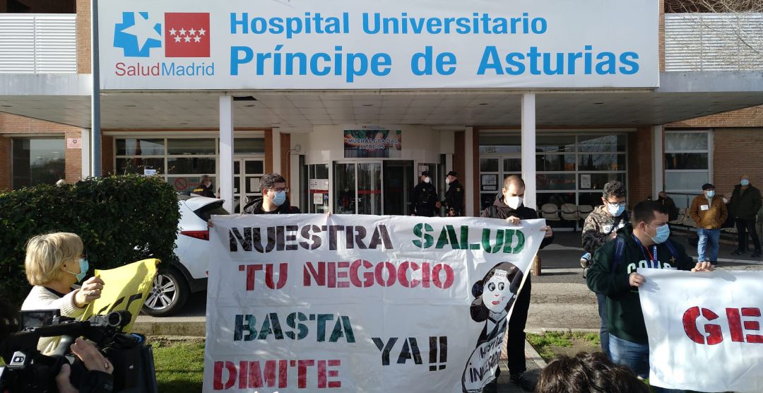 Concentración a las puertas del HUPA para pedir el cese de Dolores Rubio. Concentración a las puertas del HUPA para pedir el cese de Dolores Rubio.