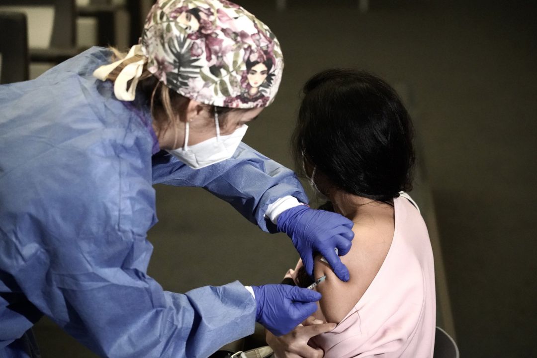 Una profesional sanitaria del sector privado recibe la vacuna contra la COVID-19 Una profesional sanitaria del sector privado recibe la vacuna contra la COVID-19
