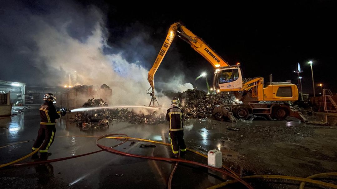 El incendio se ha dado por "controlado" a las 02:00 horas de este miércoles. El incendio se ha dado por "controlado" a las 02:00 horas de este miércoles.