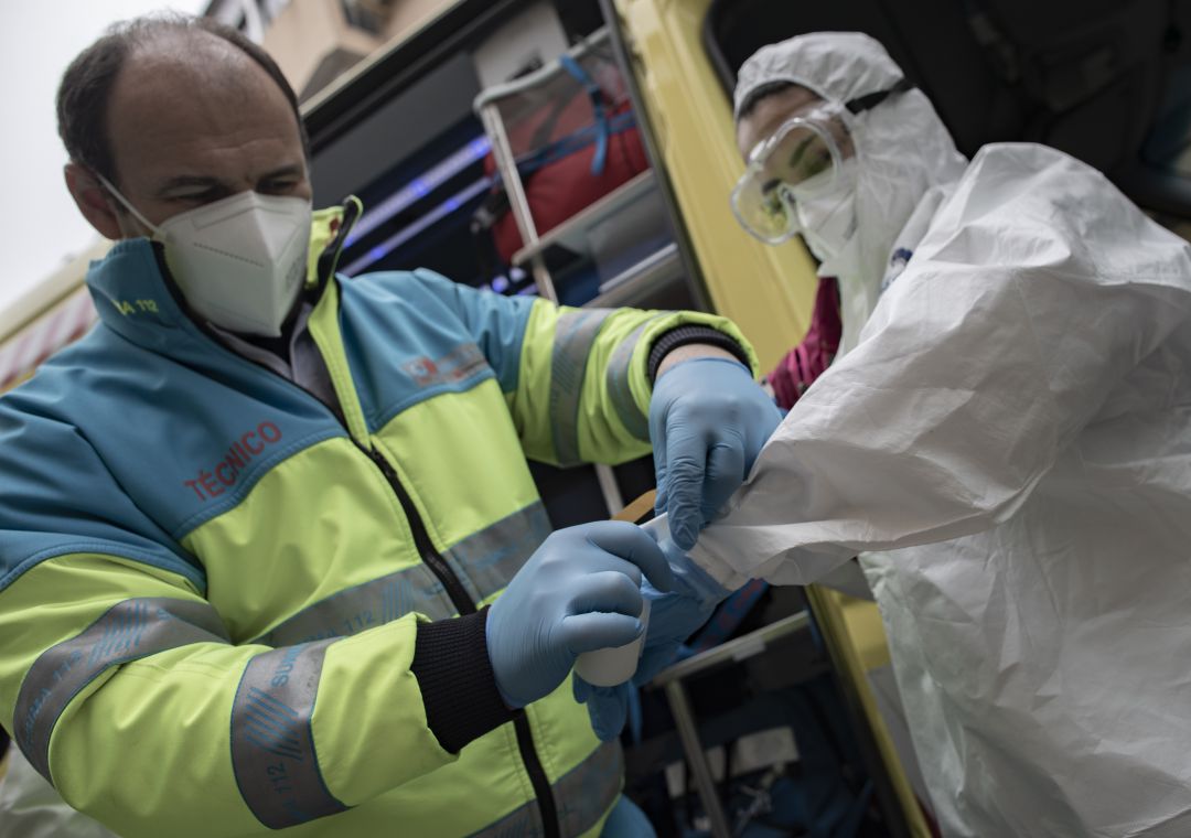 Un trabajador de la UCI móvil del SUMMA 112 es ayudado por un compañero para colocarse la EPI durante un día de trabajo el pasado mes de enero en Madrid. Un trabajador de la UCI móvil del SUMMA 112 es ayudado por un compañero para colocarse la EPI durante un día de trabajo el pasado mes de enero en Madrid.