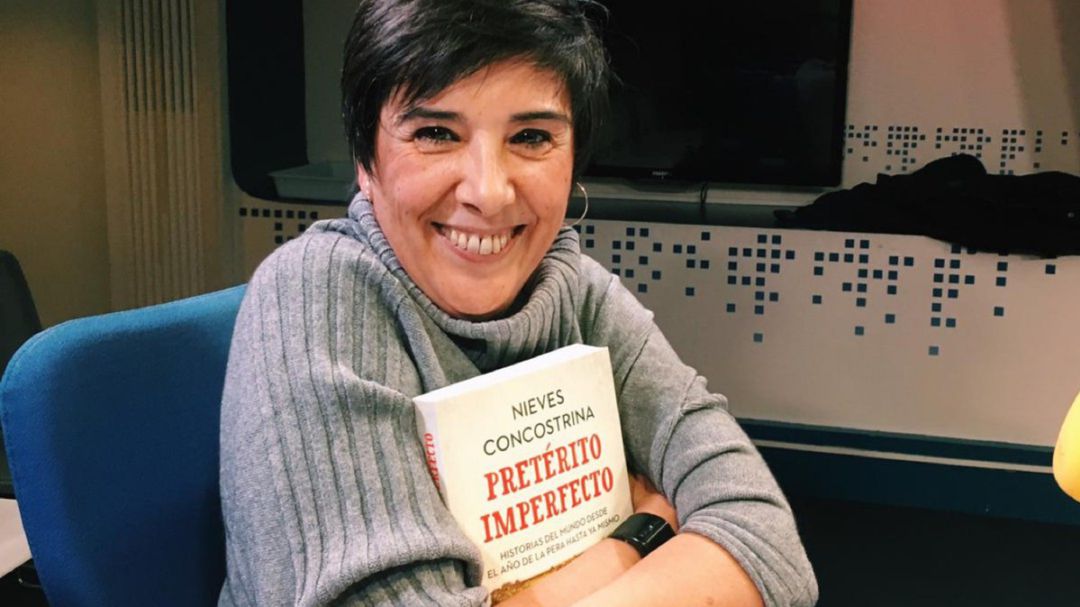 La periodista Nieves Concostrina dirige la sección 'Acontece que no es poco' en La Ventana, con Carles Francino. La periodista Nieves Concostrina dirige la sección 'Acontece que no es poco' en La Ventana, con Carles Francino.