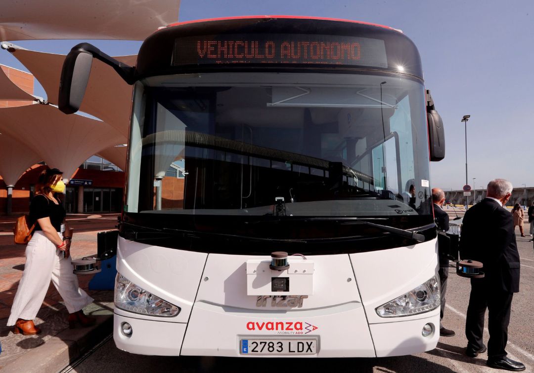 Vista frontal del autobús urbano autónomo "automost", el primer autobús sin conductor que operará en Europa en un entorno real y de interacción empezará a funcionar este sábado en Málaga Vista frontal del autobús urbano autónomo "automost", el primer autobús sin conductor que operará en Europa en un entorno real y de interacción empezará a funcionar este sábado en Málaga