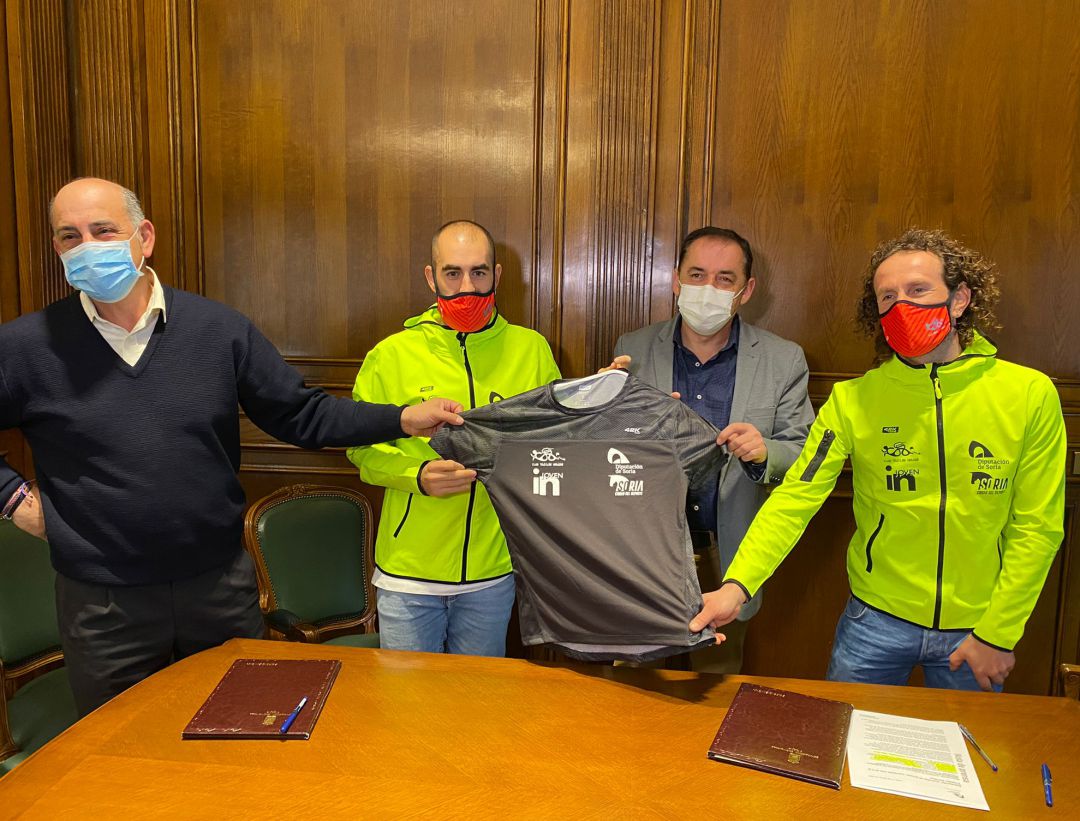 Representantes de Diputación y Triatlón Soriano, tras la firma del convenio. Representantes de Diputación y Triatlón Soriano, tras la firma del convenio.