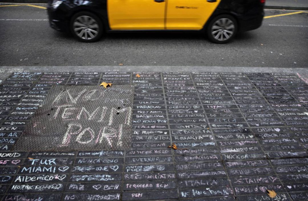 Pintadas con tiza en el suelo de Barcelona en apoyo a las víctimas de los atentados Pintadas con tiza en el suelo de Barcelona en apoyo a las víctimas de los atentados