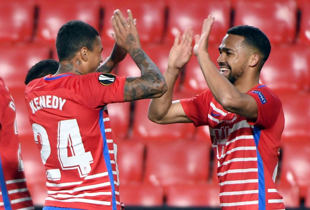 Yangel Hererra y Robert Kenedy celebrando el primer gol de los dieciseisavos de final de la Europa League que el Granada ante el Nápoles. Yangel Hererra y Robert Kenedy celebrando el primer gol de los dieciseisavos de final de la Europa League que el Granada ante el Nápoles.