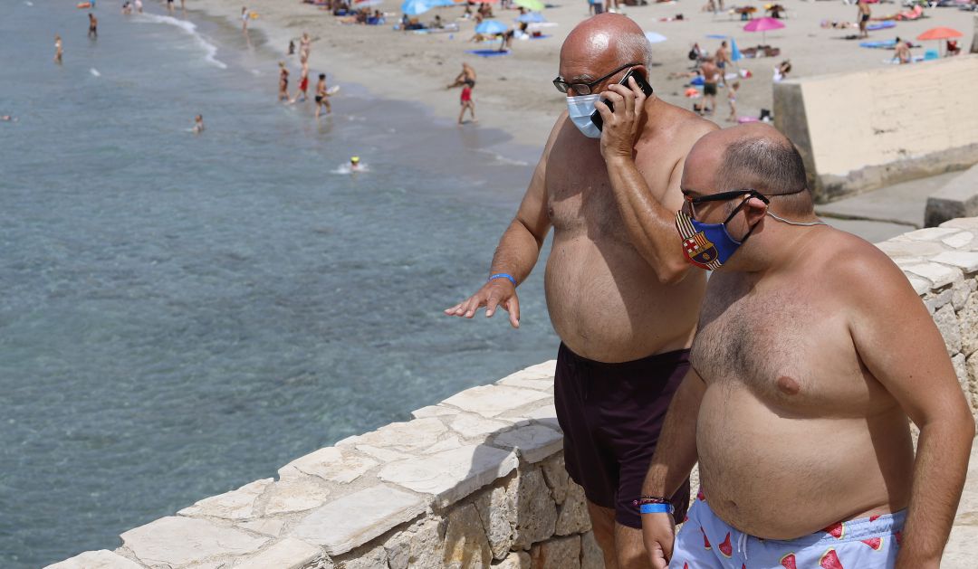 Dos bañistas este pasado agosto en las playas de Mallorca. Dos bañistas este pasado agosto en las playas de Mallorca.