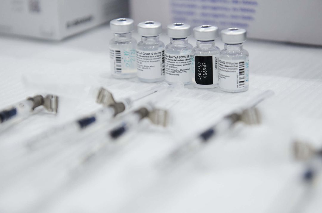 Varias jeringuillas con la segunda dosis de la vacuna de Pfizer-BioNTech contra la Covid-19 en el Hospital Universitario Marqués de Valdecilla Varias jeringuillas con la segunda dosis de la vacuna de Pfizer-BioNTech contra la Covid-19 en el Hospital Universitario Marqués de Valdecilla