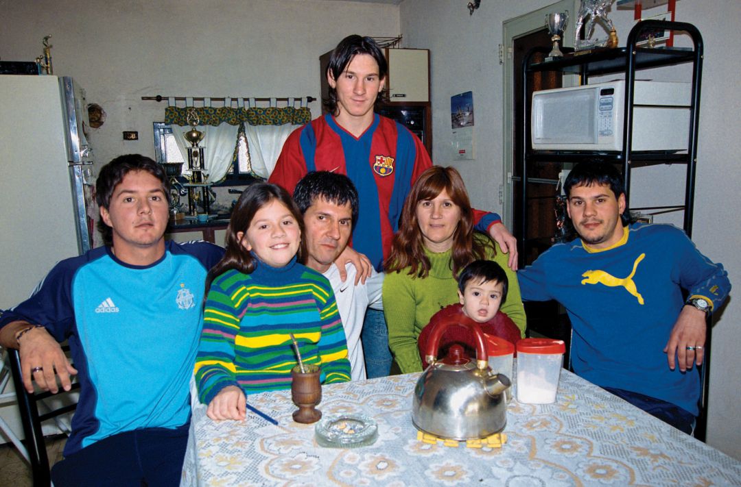 Messi posa en su juventud, junto a su familia, en Argentina Messi posa en su juventud, junto a su familia, en Argentina