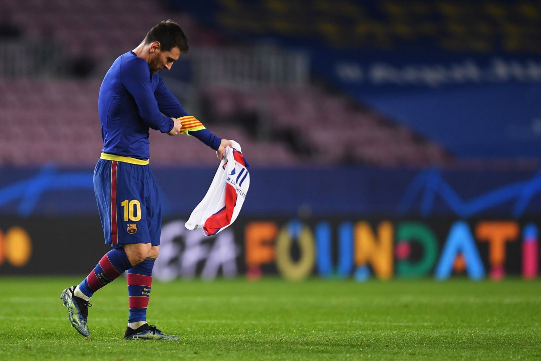Leo Messi se retira del partido ante el PSG tras cambiar su camiseta Leo Messi se retira del partido ante el PSG tras cambiar su camiseta