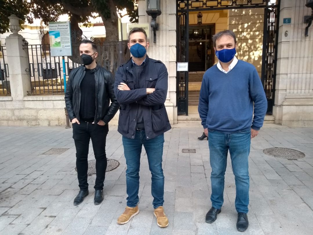 El diputado y portavoz de Compromís, Gerard Fullana (c), junto con los ediles Rafa Mas y Natxo Bellido, en su comparecencia de hoy a las puertas de la Diputación. El diputado y portavoz de Compromís, Gerard Fullana (c), junto con los ediles Rafa Mas y Natxo Bellido, en su comparecencia de hoy a las puertas de la Diputación.