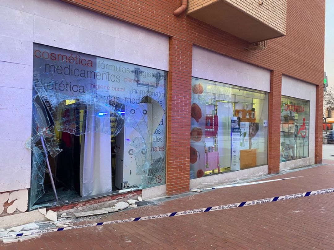 Boquete en el cristal en el que ha impactado el vehículo y por donde presuntamente han entrado los autores del alunizaje Boquete en el cristal en el que ha impactado el vehículo y por donde presuntamente han entrado los autores del alunizaje