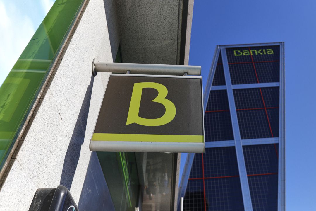 Oficina de Bankia y su sede en la torre Kio de Madrid. Oficina de Bankia y su sede en la torre Kio de Madrid.