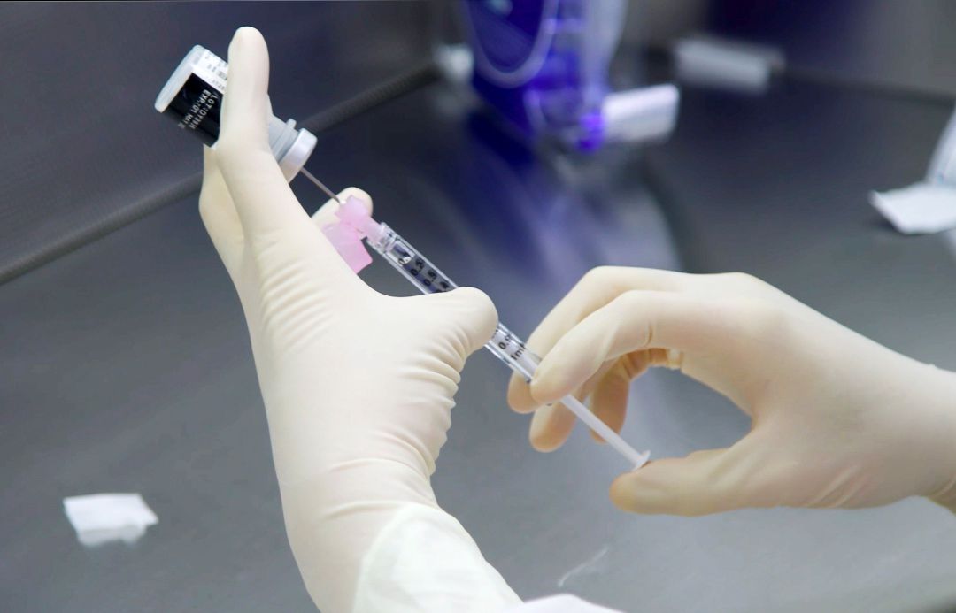 Un sanitario prepara un vial con la vacuna contra el Covid. Un sanitario prepara un vial con la vacuna contra el Covid.