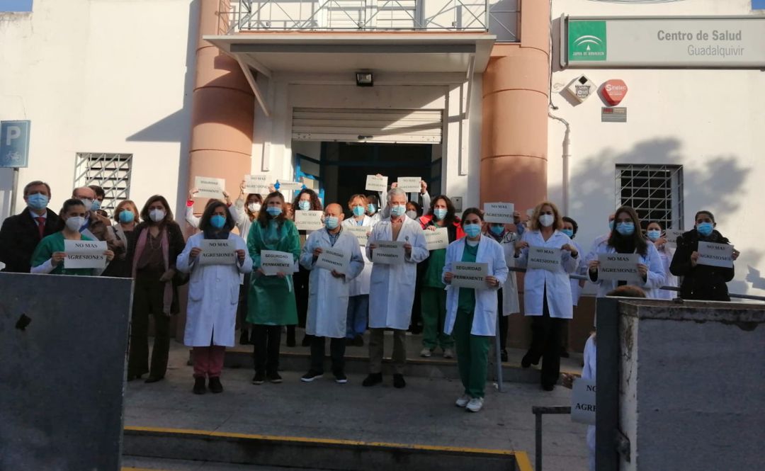 Concentración ante el Cenro de Salud Guadalquivir en protesta por esta nueva agresión a profesionales sanitarios Concentración ante el Cenro de Salud Guadalquivir en protesta por esta nueva agresión a profesionales sanitarios