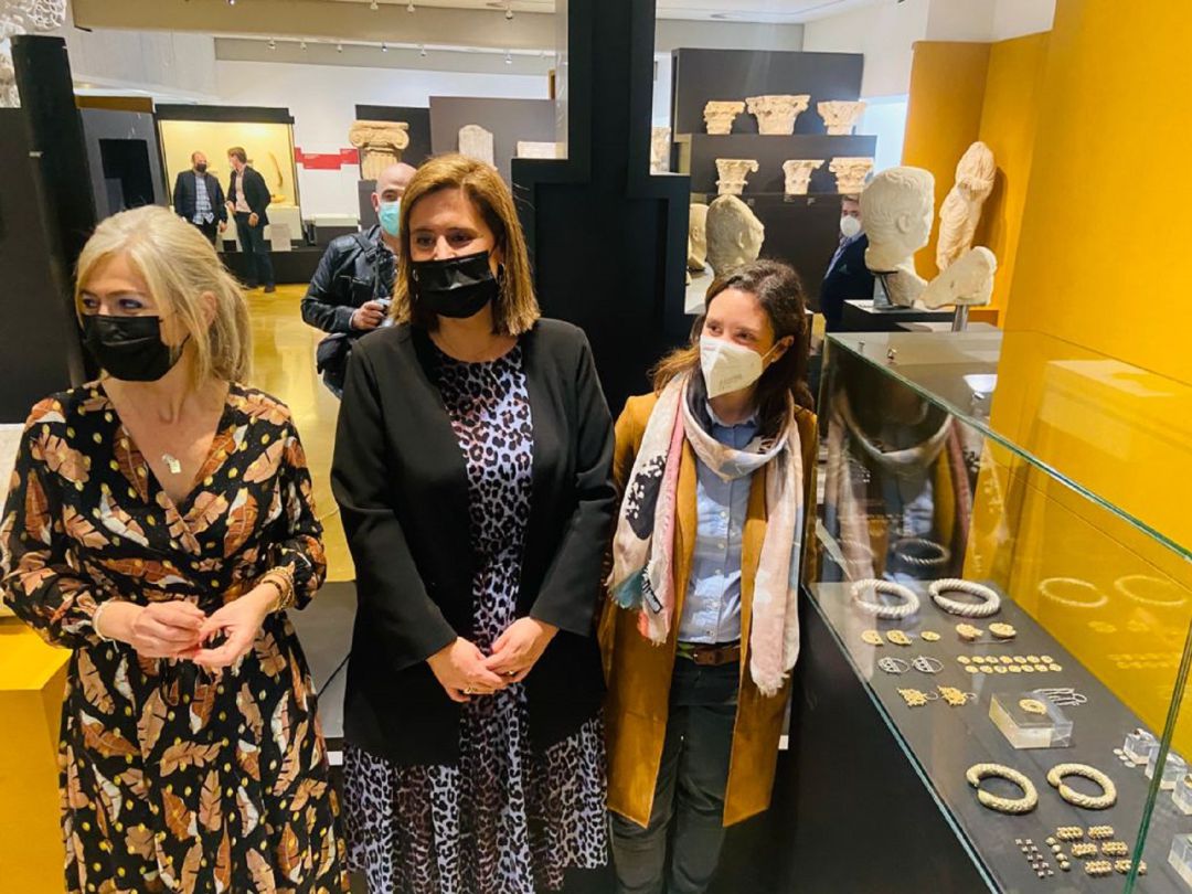 La consejera de Cultura y Patrimonio Histórico, Patricia del Pozo; la alcaldesa de Baena, Cristina Piernagorda; y la delegada territorial de Cultura, Cristina Casanueva; durante su visita al Arqueológico La consejera de Cultura y Patrimonio Histórico, Patricia del Pozo; la alcaldesa de Baena, Cristina Piernagorda; y la delegada territorial de Cultura, Cristina Casanueva; durante su visita al Arqueológico