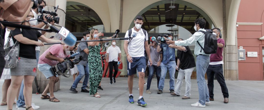 Uno de los 33 miembros del CF Fuenlabrada que ha recibido el alta epidemiológica abandona el hotel NH Finisterre en el verano de 2021 Uno de los 33 miembros del CF Fuenlabrada que ha recibido el alta epidemiológica abandona el hotel NH Finisterre en el verano de 2021