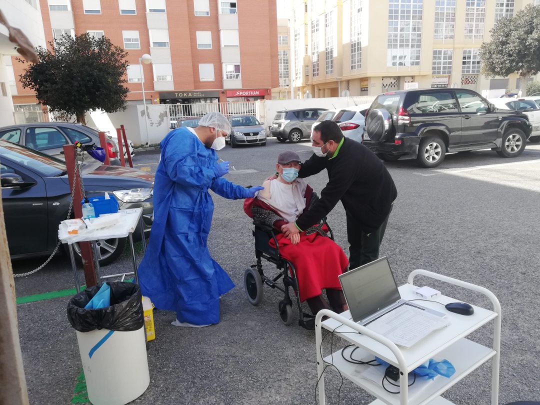 Inicio de la vacunación de las personas dependientes y mayores de 90 en Elche Inicio de la vacunación de las personas dependientes y mayores de 90 en Elche