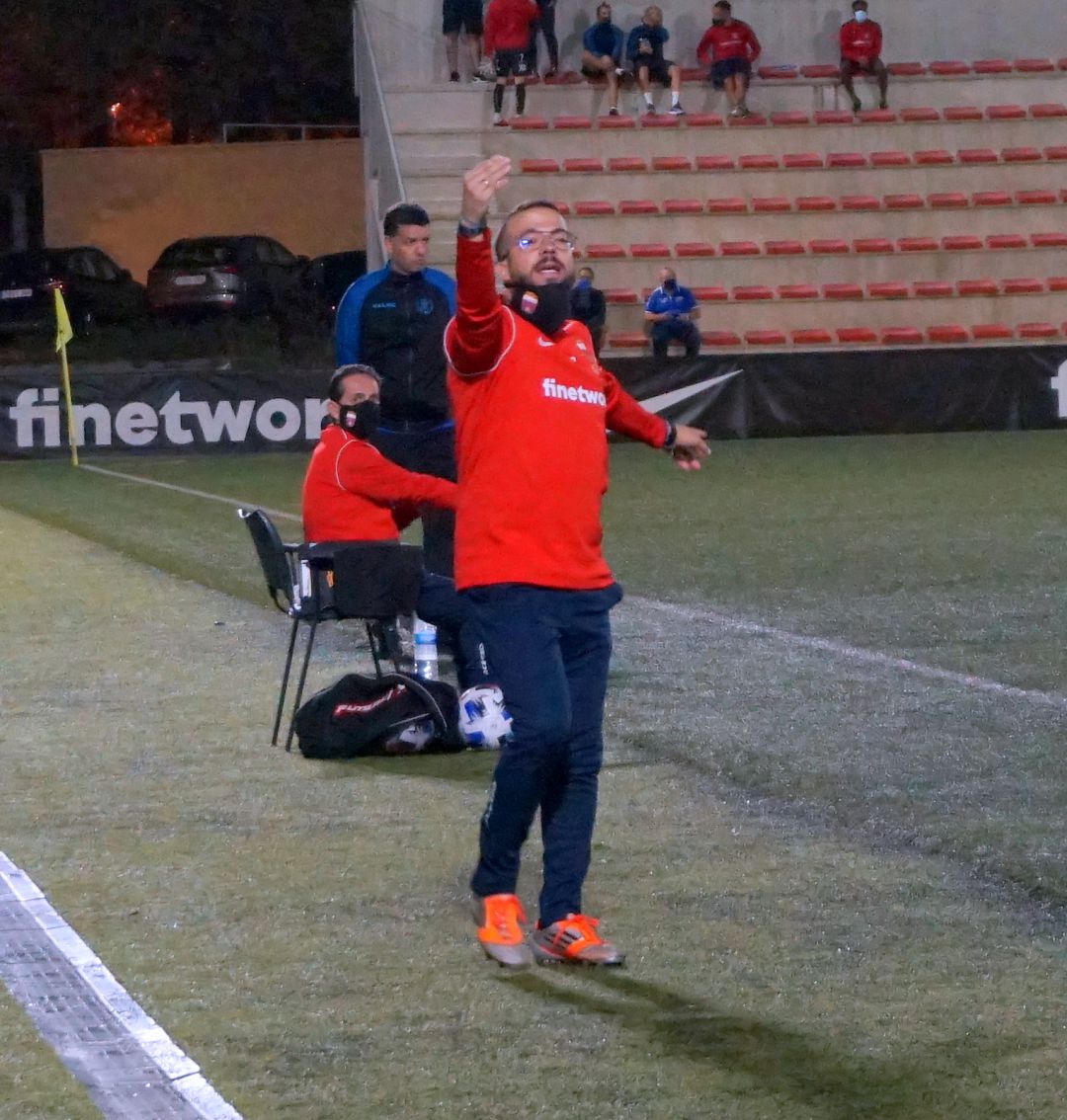 Santi Rico y sus futbolistas defenderán el liderato ante el Intercity Santi Rico y sus futbolistas defenderán el liderato ante el Intercity