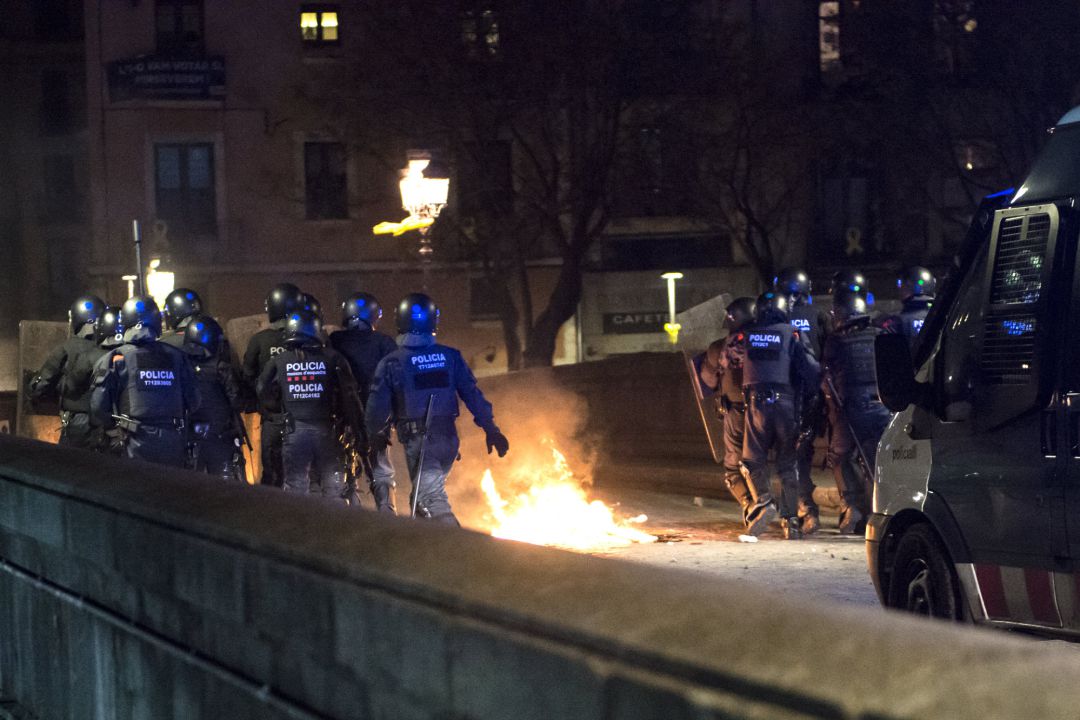 Agentes antidisturbios durante los disturbios en los que ha degenerado la manifestación en apoyo Pablo Hasel en Girona Agentes antidisturbios durante los disturbios en los que ha degenerado la manifestación en apoyo Pablo Hasel en Girona