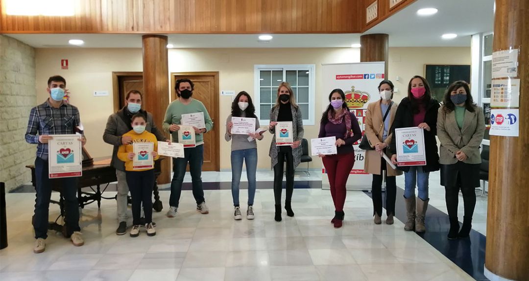 La concejal de Cultura, Adela Pérez Alonso, junto con ganadores de los premios locales, accésits y miembros del jurado.
La concejal de Cultura, Adela Pérez Alonso, junto con ganadores de los premios locales, accésits y miembros del jurado.