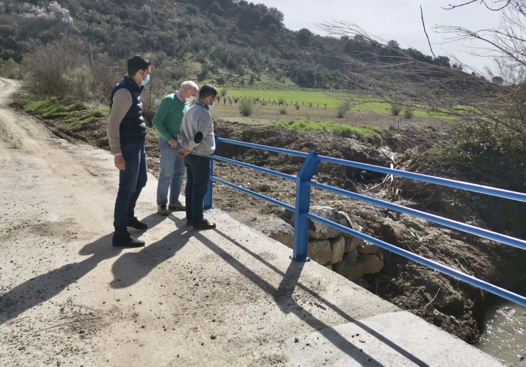 El alcalde de Alcalá la Real, Marino Aguilera (más alejado de la barandilla), junto a otros responsables municipales. El alcalde de Alcalá la Real, Marino Aguilera (más alejado de la barandilla), junto a otros responsables municipales.