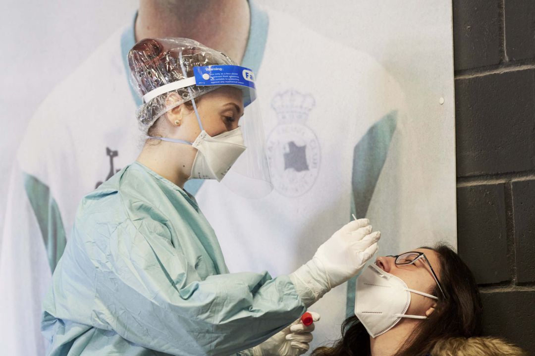 Un trabajador sanitario realiza un test de antígenos a una persona Un trabajador sanitario realiza un test de antígenos a una persona