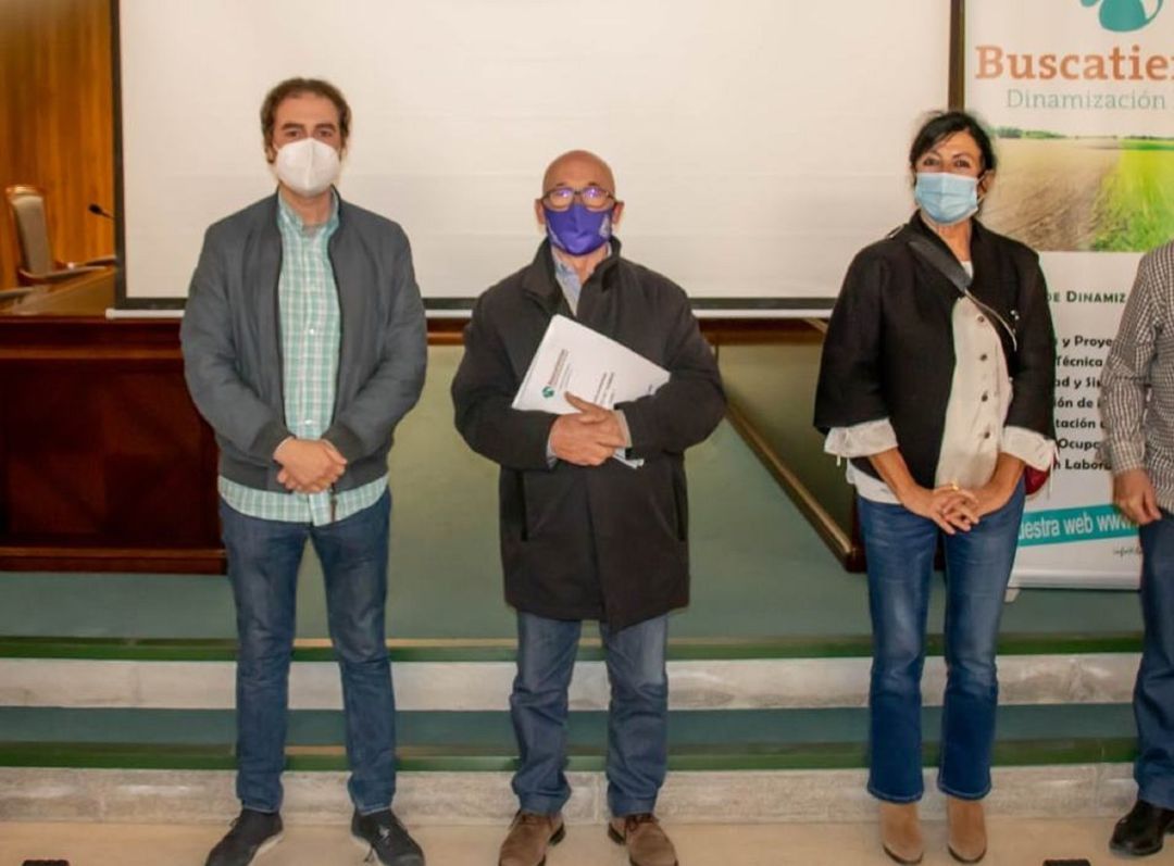 Alejandro Llobell, exconcejal del PSOE, en el centro, acompañado por Héctor Morales, exconcejal del PSOE, y Rosa Vila, alcaldesa de Teulada Alejandro Llobell, exconcejal del PSOE, en el centro, acompañado por Héctor Morales, exconcejal del PSOE, y Rosa Vila, alcaldesa de Teulada