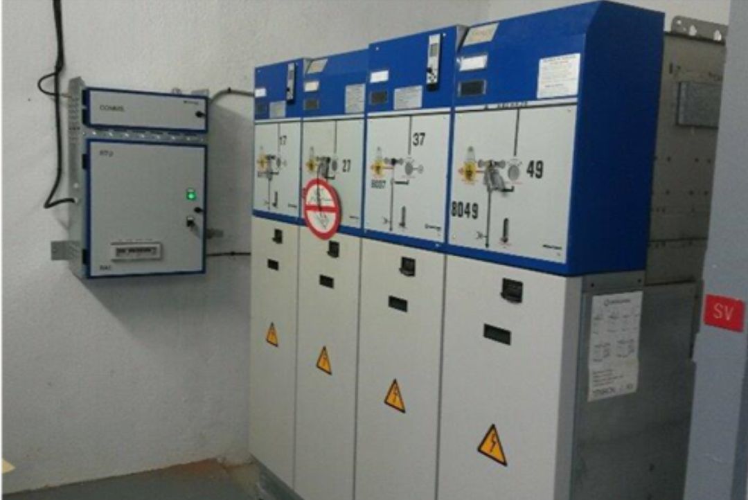 Aquests commutadors teledirigits permeten desviar l'energia per altres línies de mitja i baixa tensió quan es produeix qualque incident. Aquests commutadors teledirigits permeten desviar l'energia per altres línies de mitja i baixa tensió quan es produeix qualque incident.