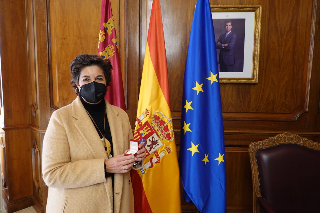 Tere González-Adalid ha recibido el Escudo de Oro de la Región de Murcia tras 33 años de servicio como jefa de prensa de la Asamblea Tere González-Adalid ha recibido el Escudo de Oro de la Región de Murcia tras 33 años de servicio como jefa de prensa de la Asamblea