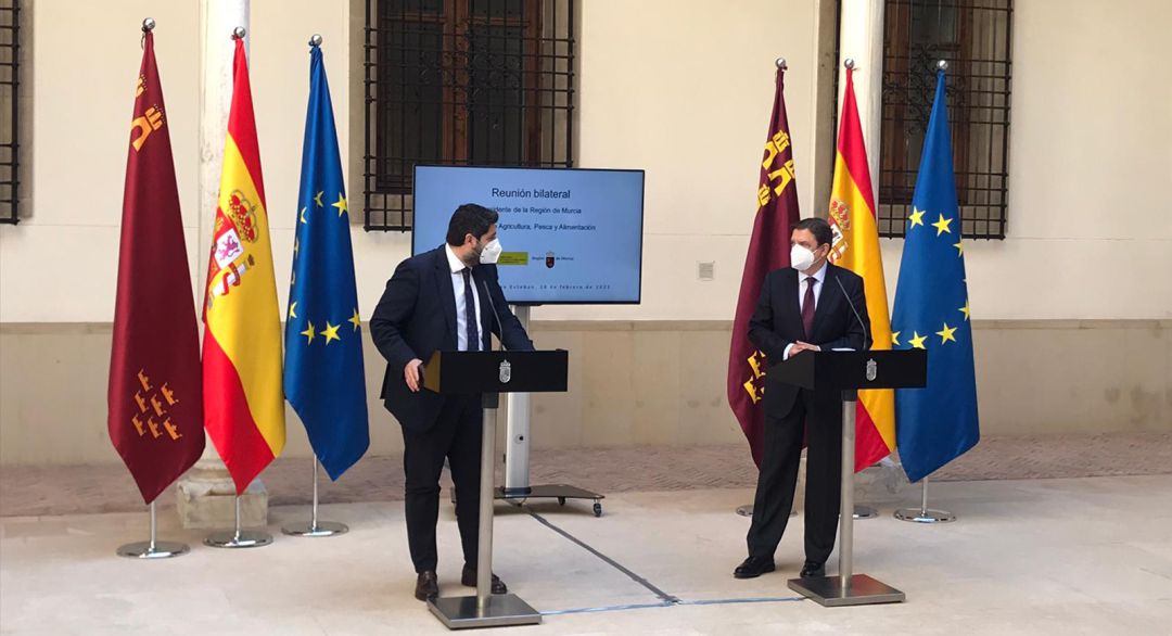 Fernando López Miras y Luis Planas tras la reunión en el Palacio de San Esteban Fernando López Miras y Luis Planas tras la reunión en el Palacio de San Esteban