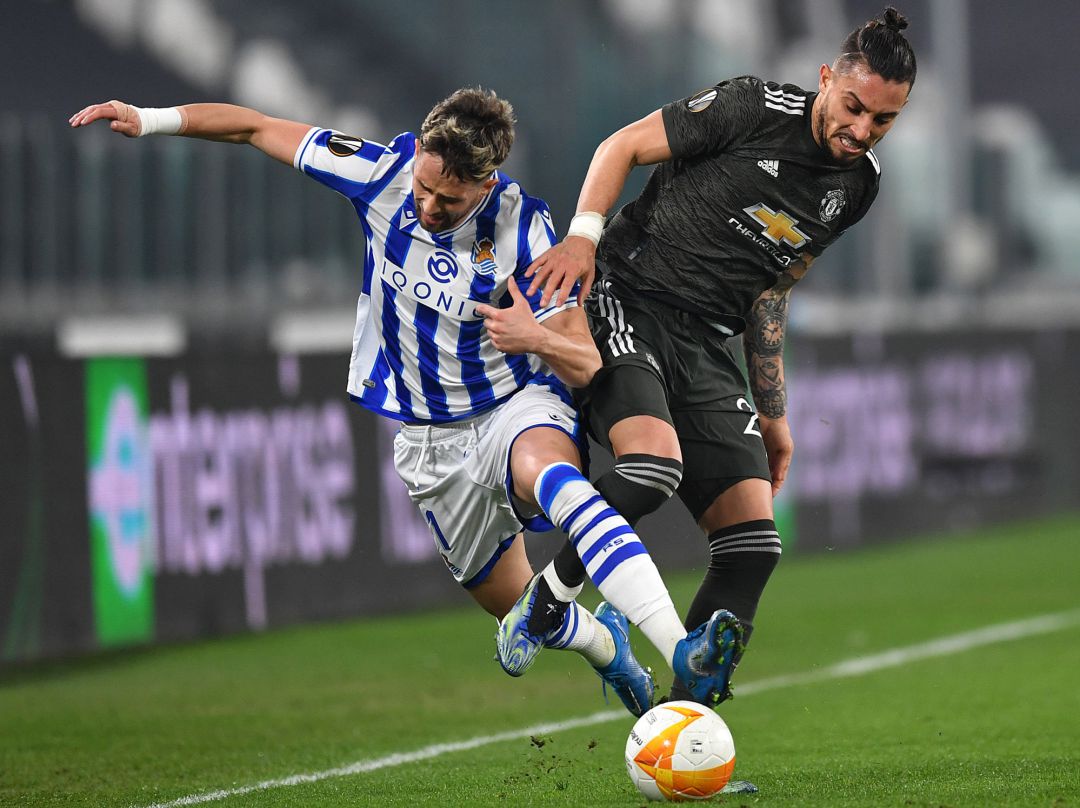 Alex Télles supera a Adnan Januzaj en Turín Alex Télles supera a Adnan Januzaj en Turín