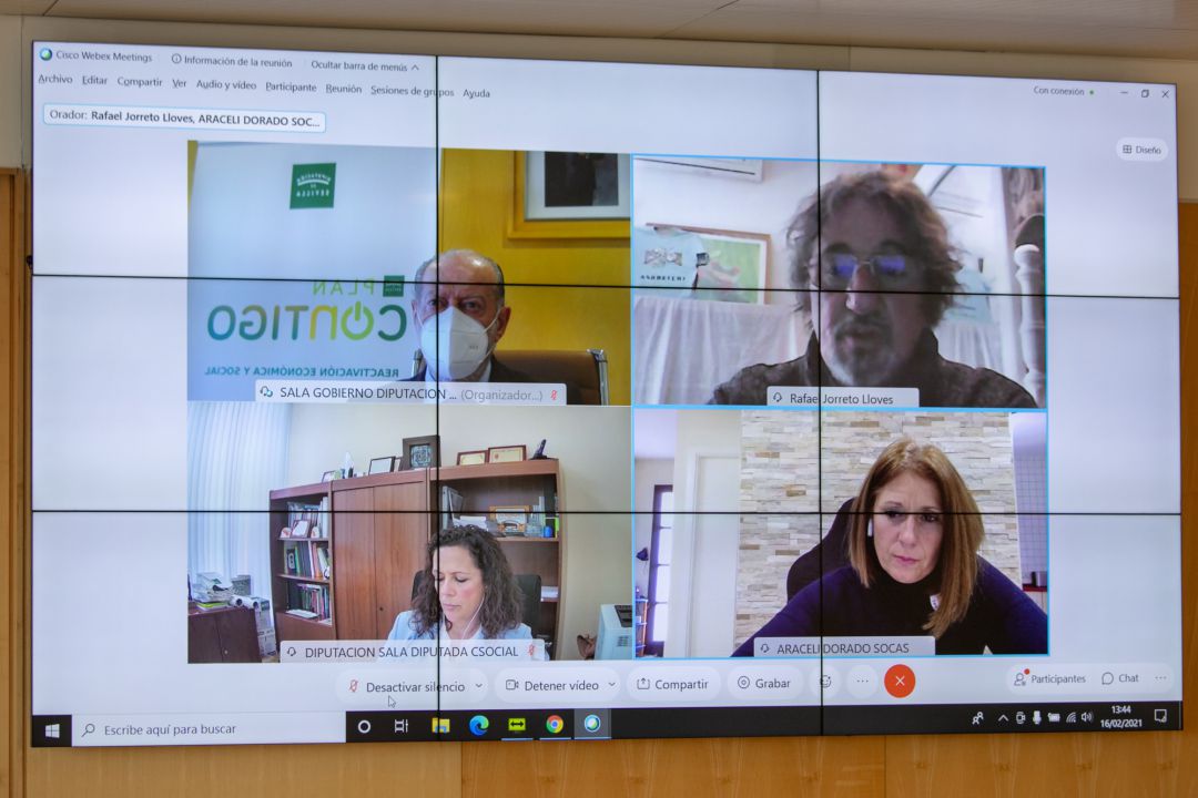 Instante de la entrevista mantenida entre el presidente de la Diputación, su homólogo en la Asociación Asperger Sevilla y la diputada de Cohesión Social e Igualdad junto a una colaboradora de la asociación Instante de la entrevista mantenida entre el presidente de la Diputación, su homólogo en la Asociación Asperger Sevilla y la diputada de Cohesión Social e Igualdad junto a una colaboradora de la asociación