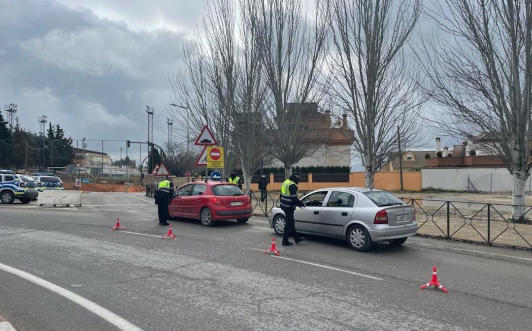 Control de la Policía Local de Úbeda en uno de los accesos a la ciudad Control de la Policía Local de Úbeda en uno de los accesos a la ciudad