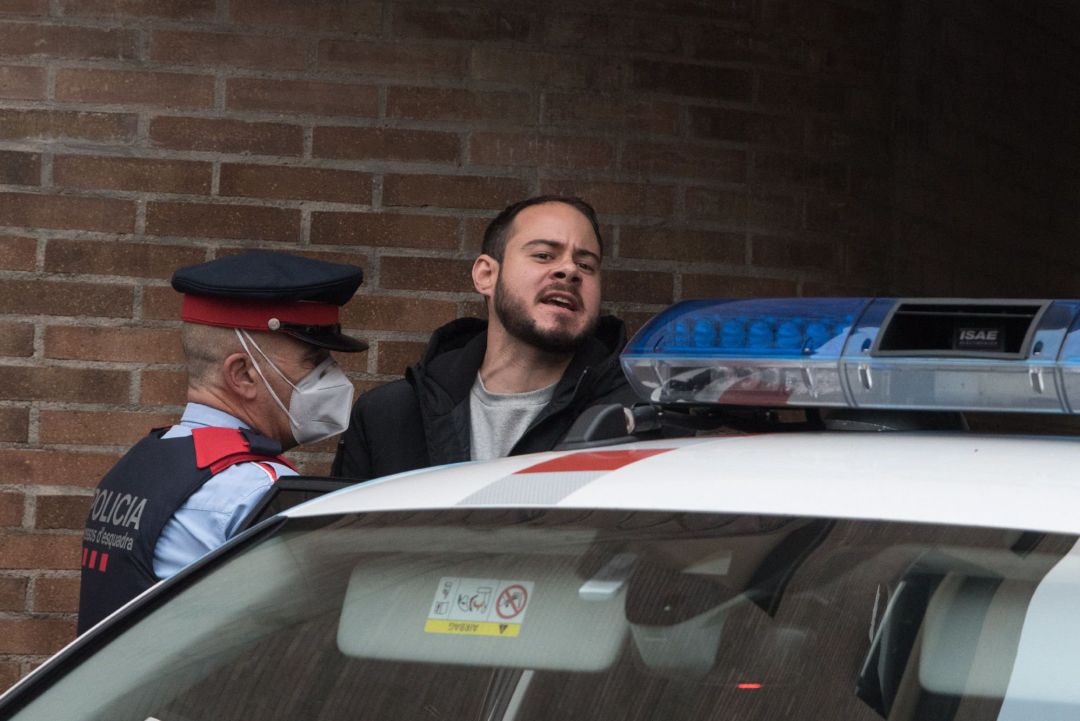 Los Mossos de Esquadra han detenido hacia las 8.25 horas de este martes a Pablo Hasel, el rapero condenado a 9 meses de prisión por enaltecimiento del terrorismo e injurias a la corona, y cuyo plazo para ingresar voluntariamente en prisión finalizó el pasado viernes, en el rectorado de la Universidad de Lleida (UdL), donde se había refugiado junto un grupo de simpatizantes y activistas, y lo han conducido fuera del edificio, donde lo han introducido en un coche policial. Los Mossos de Esquadra han detenido hacia las 8.25 horas de este martes a Pablo Hasel, el rapero condenado a 9 meses de prisión por enaltecimiento del terrorismo e injurias a la corona, y cuyo plazo para ingresar voluntariamente en prisión finalizó el pasado viernes, en el rectorado de la Universidad de Lleida (UdL), donde se había refugiado junto un grupo de simpatizantes y activistas, y lo han conducido fuera del edificio, donde lo han introducido en un coche policial.